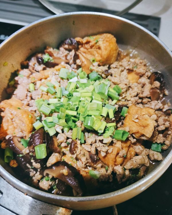 最後灑上蔥綠就能呼喊開飯啦！