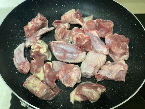 雞腿肉的皮朝下煎出油脂