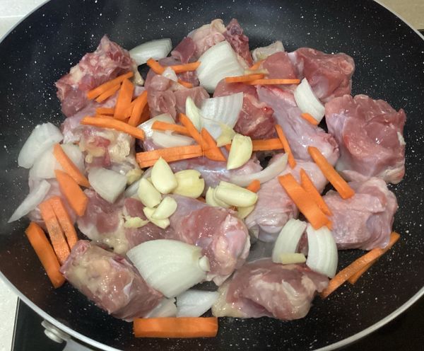 利用雞皮煎出的由來炒蒜頭洋蔥跟胡蘿蔔，炒出香味後翻面