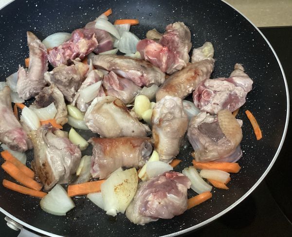 放入蒜頭一起拌炒出香味