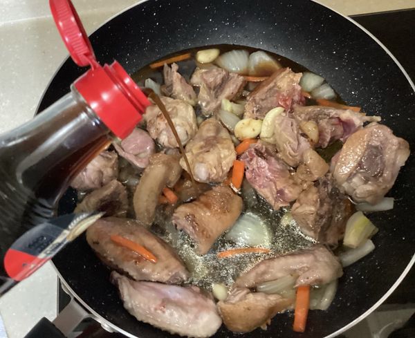 加入醬油米酒跟砂糖一起煨煮，先倒入一大匙的十全 120 天完熟烏醋後放電鍋鍋蒸一杯水