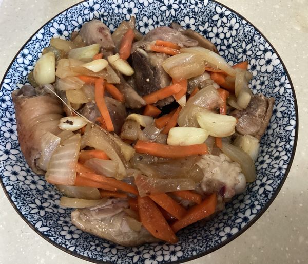 等待電鍋蒸好後起鍋前再加入十全 120 天完熟烏醋提味！