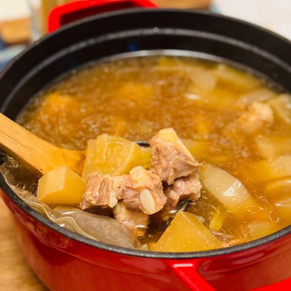 【燉煮調味】
1. 轉小火，燉煮1至1.5 小時（若用壓力鍋可縮短時間）。
2. 加入醬油、鹽調整風味。
3. 關火，盛碗上桌。