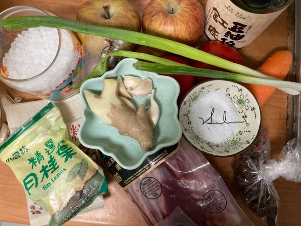 將所有材料備妥。蔥洗淨切段、薑削皮切片、蒜剝皮拍扁、紅蘿蔔削皮切小塊、蕃茄切半再一刀對切。沒有滷包的話可以用月桂葉、花椒粒、八角取代。華盛頓富士蘋果洗淨削皮後，切小塊用手壓式果汁機把蘋果壓成碎塊及汁這樣子比較好煮。亦可以直接打成汁加入。冰糖可以不加省略，若加辣椒的話就需要加3克。