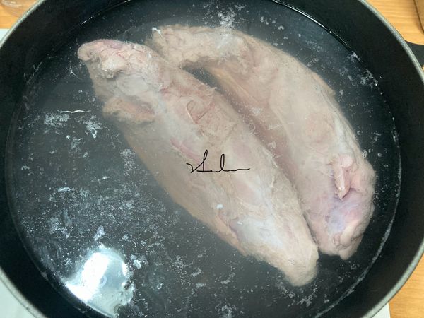 先將牛肉煮8-10分鐘，去腥把血水煮出來並把水倒掉。牛鍵心買來一包2個長條形，煮過後會變成一顆樣。如果不想要久煮的話，可以在一開始或是過了這步驟後把它切成小塊樣。