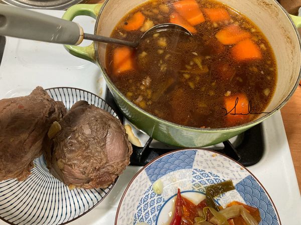 悶1小時後把牛肉取出，並把鍋內渣渣撈出丟棄。紅蘿蔔也撈出(紅蘿蔔不要太軟的話一煮完就先撈出，不要和牛肉一起悶)。完成^ ^。想吃麵的話，煮個麵把湯汁和牛肉放上就完成健康又美味的蕃茄牛肉麵。