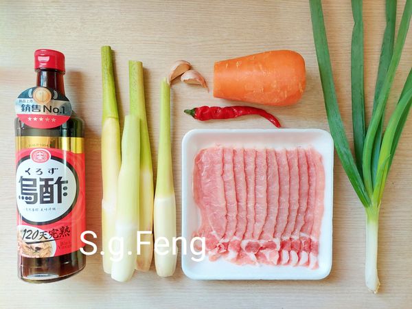 1.準備所有食材，清理與清洗之。
本次使用的烏醋是:【十全 120 天完熟烏醋】
經過至少四個月的自然發酵熟成(非速成工法，不靠人工添加)，才能讓酸味變得圓潤、層次更豐富；比一般烏醋更醇厚，酸而不嗆，入口圓滑，有自然穀物與米麴香氣。