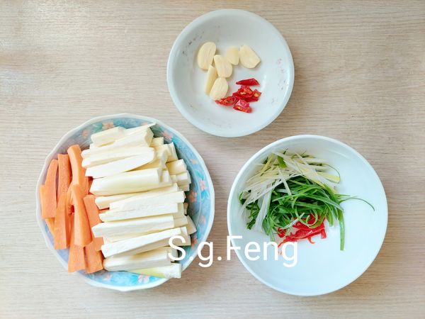 2.蒜頭切片，1/3條辣椒切片，2/3條辣椒與青蔥切絲，筊白筍與紅蔔切粗絲。