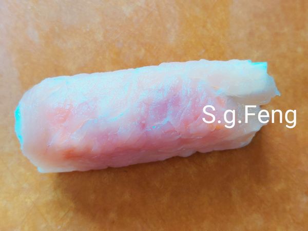 4.將肉片捲起呈圓柱狀。(接縫處朝下放)