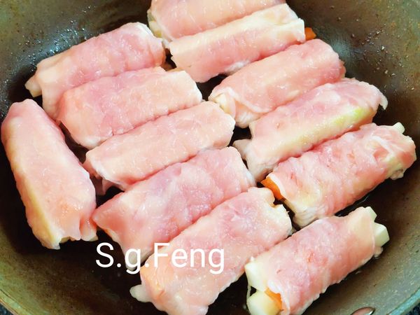 6.起鍋倒入食用油，開中小火，放入肉捲(接縫處先朝下，肉的蛋白質遇熱即凝結，接縫處就可以黏著在一起)。