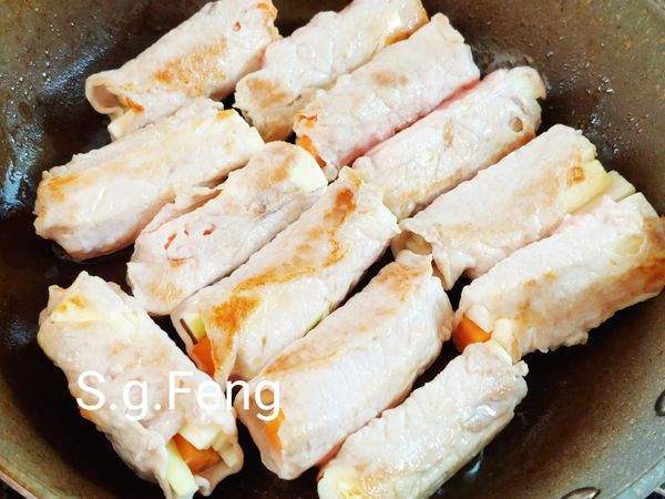 7.待底部上色再翻面，煎至肉捲外緣微微恰恰。