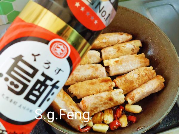 8.放入蒜片與辣椒炒香；再加入[調味料]中的醬油、素蠔油、十全120天完熟烏醋先熗鍋拌勻，再加入糖與水，拌勻煮滾。