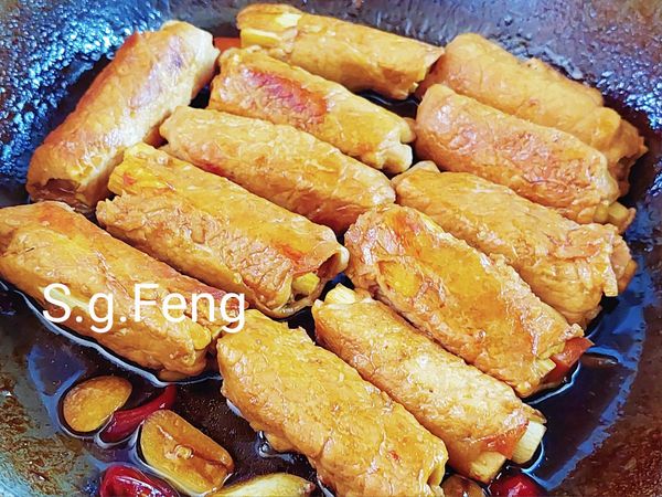 9.以小火燒煮至收汁(8分乾)約5分鐘(期間翻面肉捲一次)，完成即可關火。