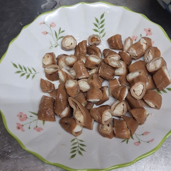 大腸蚵仔麵線做法，滷好大腸切成小塊，生蚵仔洗乾淨，瀝去水份。