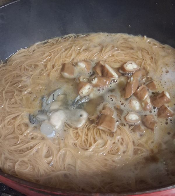 加入蚵仔風味麵線及附上的調味料，先煮4分鐘，大湯匙拌勻，再倒入蚵仔，及大腸，再煮2分鐘，用附上的勾芡包，兌一碗水攪勻後倒入大鍋，大匙攪勻即可。