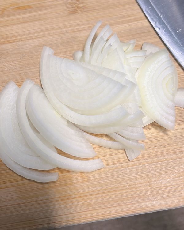 洋蔥切成細絲