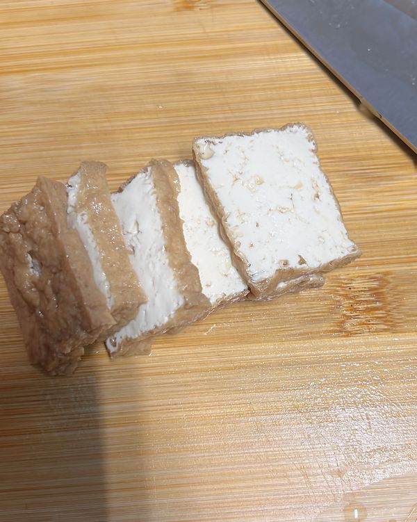 黃金豆腐切片備用