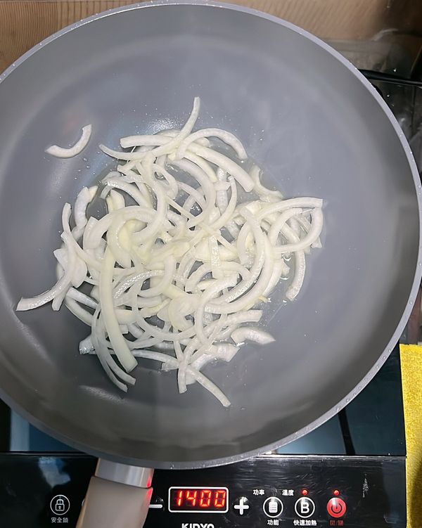 熱油把洋蔥炒到香味整個出來