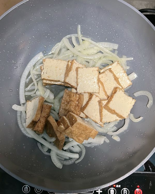 加入黃金豆腐一起拌炒