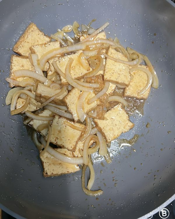 淋一點醬油，炒到均勻上色