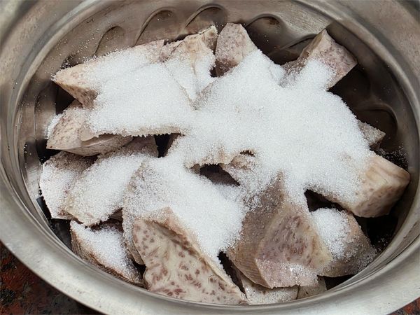 蒸熟的芋頭趁熱加入砂糖拌勻