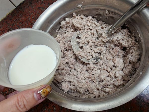 加入鮮奶拌勻