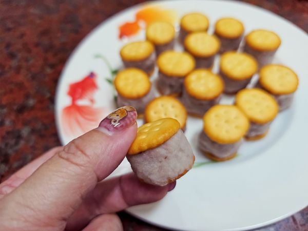 不用炸，直接吃也很好吃~
想吃酥脆一點的，可以沾粉糊煎炸，但我覺得直接吃也好吃~