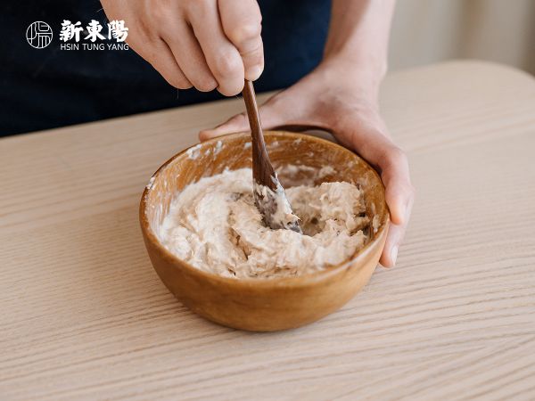 將瀝乾後的新東陽水煮鮪魚片與美乃滋拌勻備用 。