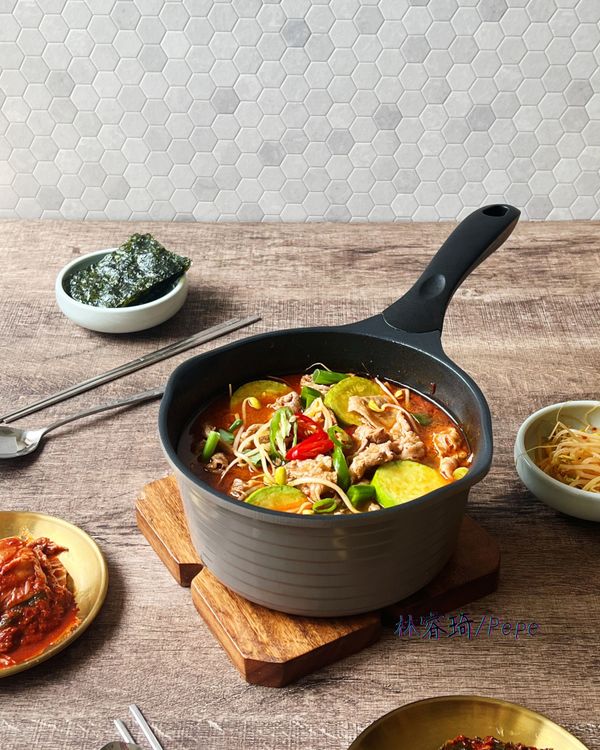 鋪上牛肉片煮熟、擺放上辣椒片與蔥綠即可。