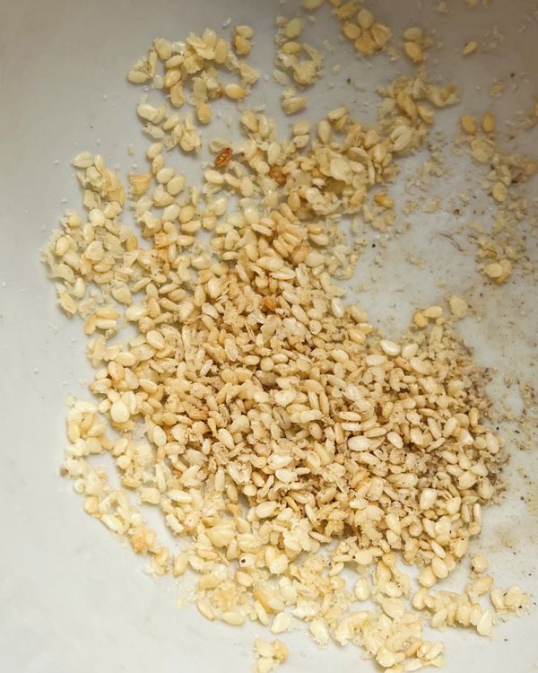 將白芝麻與鹽一起磨碎後，加入適量白胡椒粉即成沾料。