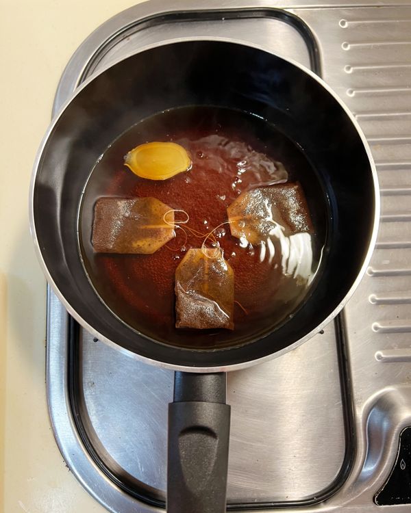 接著放入茶包煮出濃茶。