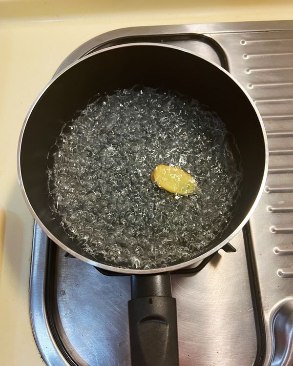 鍋中加入水與薑片煮沸。