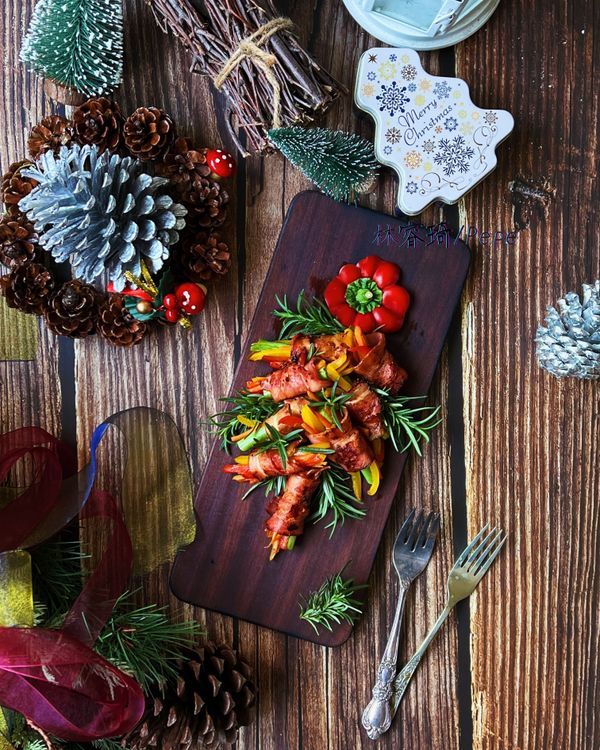 倒入少許白酒煮至水份揮發。
起鍋前灑上現磨黑胡椒即可擺盤。