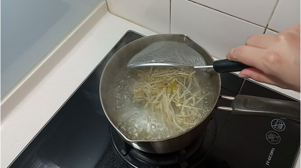 煮的過程中另起一鍋滾水，放入豆芽菜，將其燙熟後撈起備用。