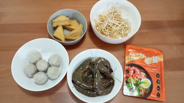 將鮮蝦及豆芽菜洗淨備用。