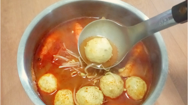 濃郁叻沙湯底香氣四溢、辛香滑順。鍋裡的虱目魚丸Q彈鮮美，讓人一口接一口。再加上鮮蝦的鮮甜海味，不管是配上白飯，或是滑溜的米線一起享用，都是濃郁美味的幸福❤️