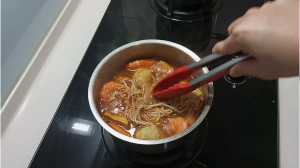 關火、放入豆芽菜，即可上桌享用。