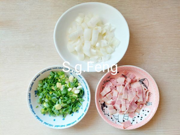 2.青蔥切蔥花；洋蔥切丁；培根切段。