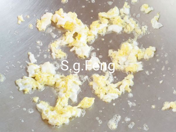 4.加入蛋，在鍋中快速攪拌打散，至蛋凝固有蛋香出來。