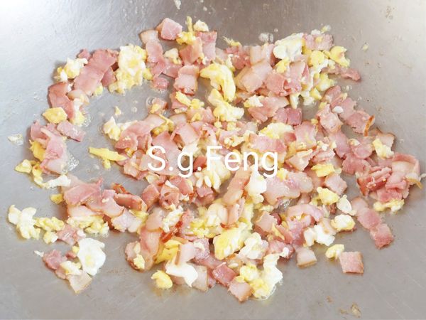 5.放入培根煎至微微洽洽。