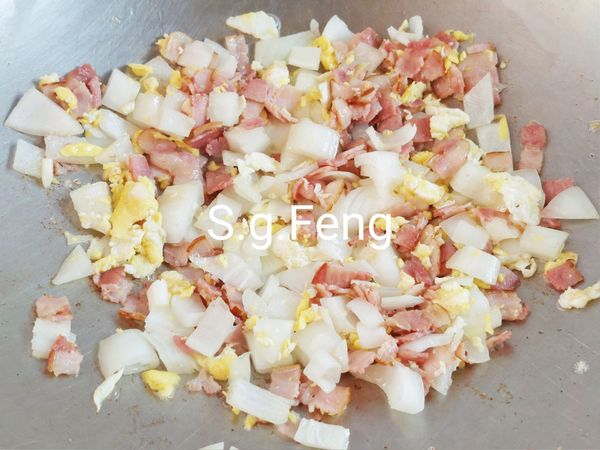 6.再加入洋蔥拌炒，至洋蔥轉透明。