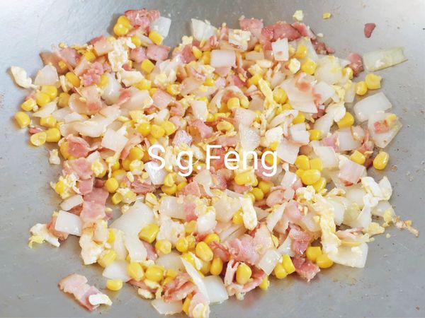 7.再放入玉米粒，拌炒幾下，把水份炒乾。