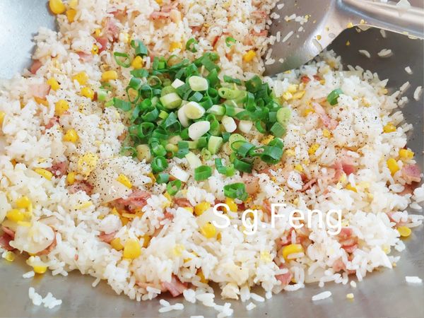 9.加入[調味料]與蔥花拌勻，翻炒至青蔥轉綠即可關火。