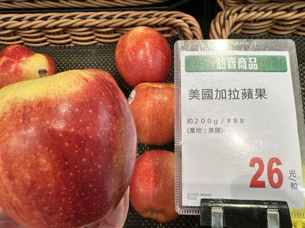 ●華盛頓加拉蘋果，當地氣候溫差大適合蘋果生長，甜度高口感脆果，紅通通的很討喜。
蘋果可以當水果吃、熬果醬滋味都很棒，今天用蘋果煮蘋果養顏水，搭配紅棗不用加糖食材的自然甜很棒。