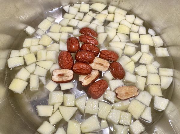 ●小湯鍋加900cc淨水，把蘋果、紅棗，中小火蓋鍋煮。