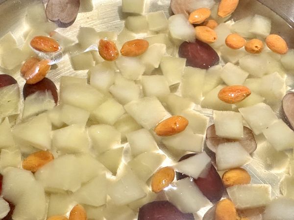 ●湯鍋水滾轉小火蓋鍋煮15分鐘，把枸杞放進來，熄火，蓋鍋泡10分鐘讓枸杞的滋味也融入。