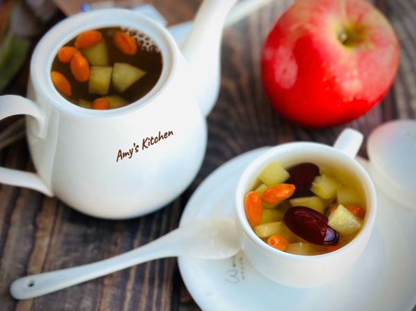 蘋果丁熬煮後保留蘋果香氣，加上紅棗跟枸杞的食材甜味，暖暖的自然甜的，挺好的養氣養顏飲。