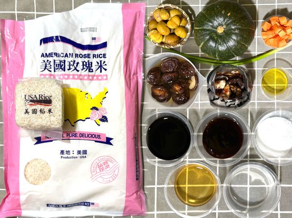 經前後體驗兩次{美國稻米系列}反應熱絡下，便購入一袋3公斤重量級、價格親民的【美國玫瑰米】🌹👏

備齊食材～
南瓜連皮洗淨去籽切2公分塊、臘腸斜切、栗子洗淨、乾香菇洗淨泡軟切片、香菇水保留約200毫升、紅蘿蔔切丁，青蔥切段，以上備用～