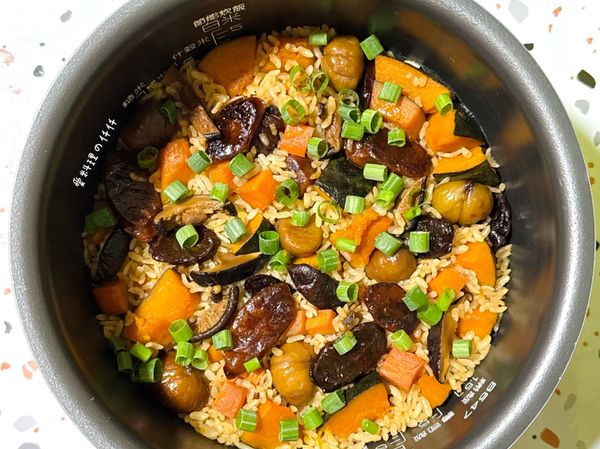 煮好後悶10分鐘再開蓋，淋上焙煎芝麻香油輕拌，盛盤後灑上蔥花，秋冬家常暖心炊飯就完成囉。

料多味美的一鍋炊飯快趁熱享用～🎃🌰🍄‍🟫🥕🍚🥢