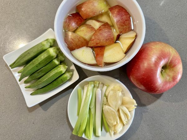 ●蘋果如果要連皮吃，洗蘋果我是這樣做，在手掌上灑鹽（不在材料裡）雙手握蘋果反覆搓蘋果外皮後沖洗乾淨，泡在加1/5小匙鹽（不在材料裡）的冷開水中避免氧化。
●蔥洗淨用蔥白段，蒜瓣洗淨拍碎剝膜，秋葵洗淨刨去頂端硬殼。